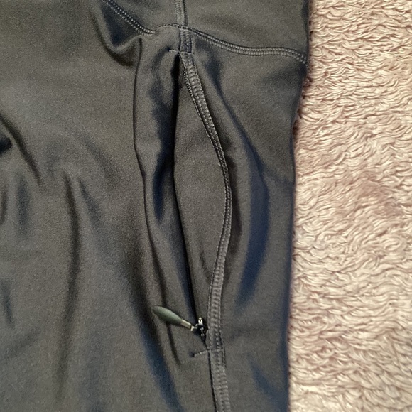 UNDER ARMOUR Womens Capri Leggings - size Medium - Picture 8 of 13